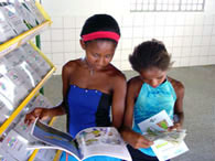 Estudantes consultando as publicações da minibiblioteca.